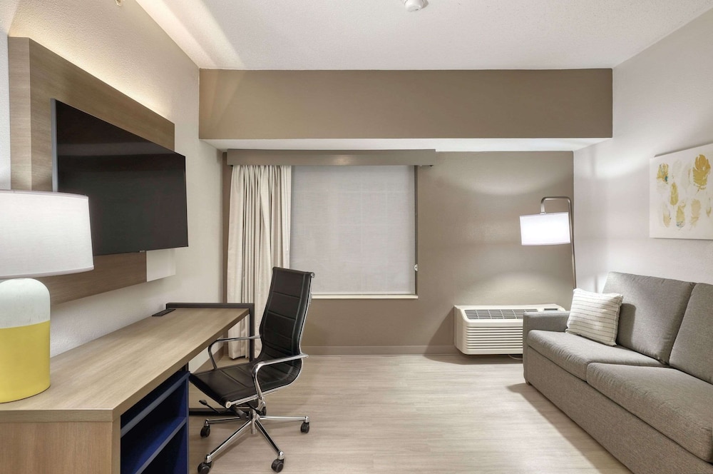 Comfort Suites Milwaukee Airport - photo 19