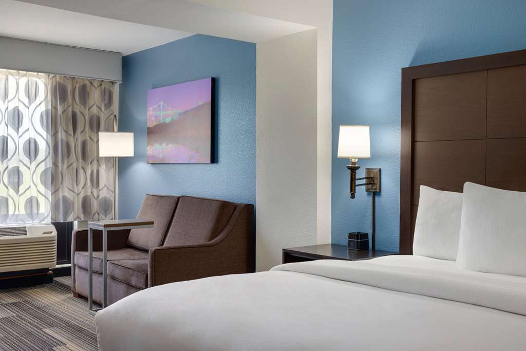 La Quinta Inn & Suites by Wyndham Springfield Airport Plaza - photo 28