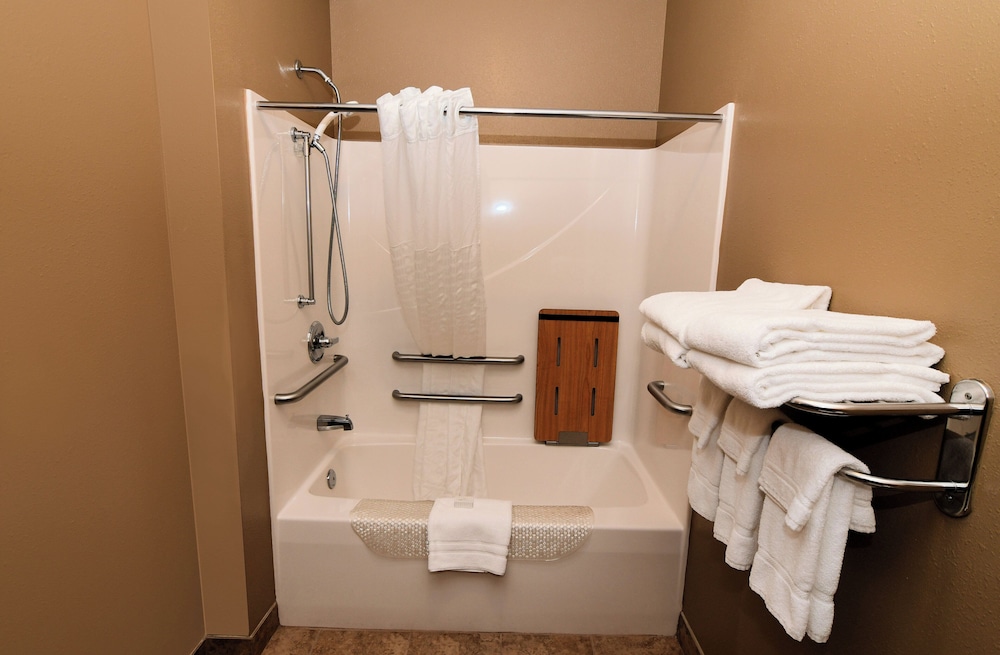 Cobblestone Inn & Suites Denison Majestic Hills - photo 36