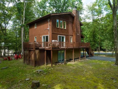 Cozy Chalet Game Rm and Fireplace — 4-Star Luxury Hotel in East Stroudsburg, United States