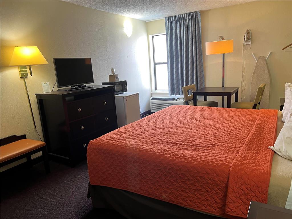 Days Inn by Wyndham Southern Hills ORU - photo 22
