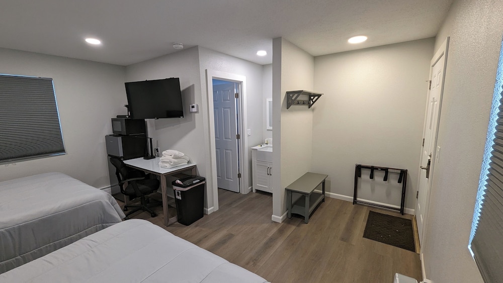 Silver Moon Motel & Suites - photo 3