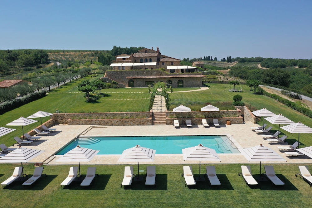 The Club House — 5-Star Luxury Hotel in Castelnuovo Berardenga, Italy