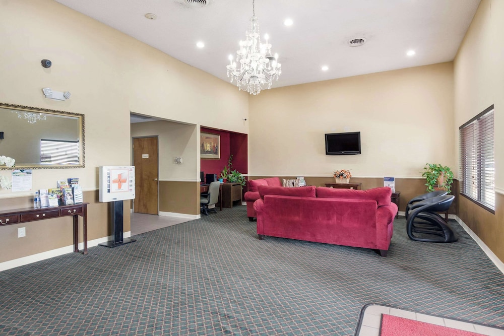 Econo Lodge Inn & Suites East - photo 4