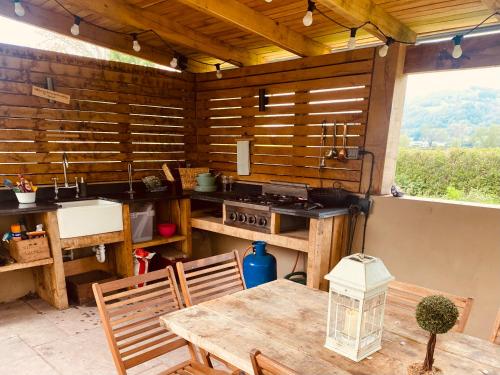 Beautiful 5 bedroom house with hot tub & fire pit — 4-Star Luxury Hotel in Abergavenny, United Kingdom