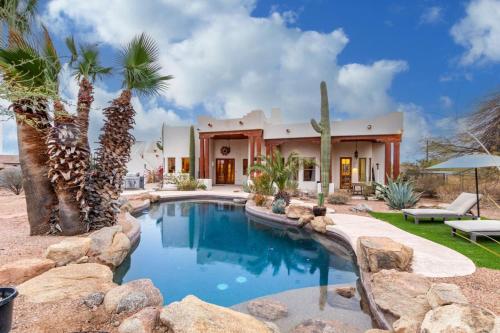 Relaxing 3BR Haven with Pool and BBQ for Family Time in Mesa, United States