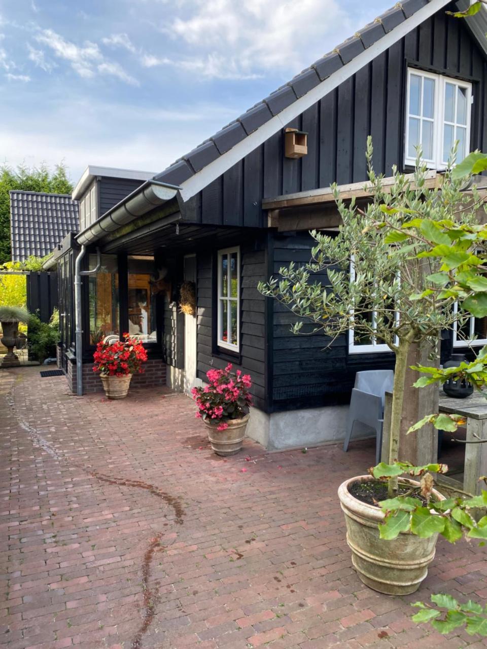 Uniek Houten Huis Nabij Bos En Plassen