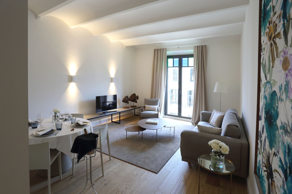 Apartaments Plaça del Vi — 4-Star Luxury Hotel in Girona, Spain