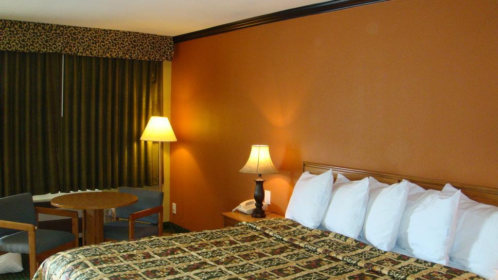 Sunset Inn Lake Oroville - photo 11