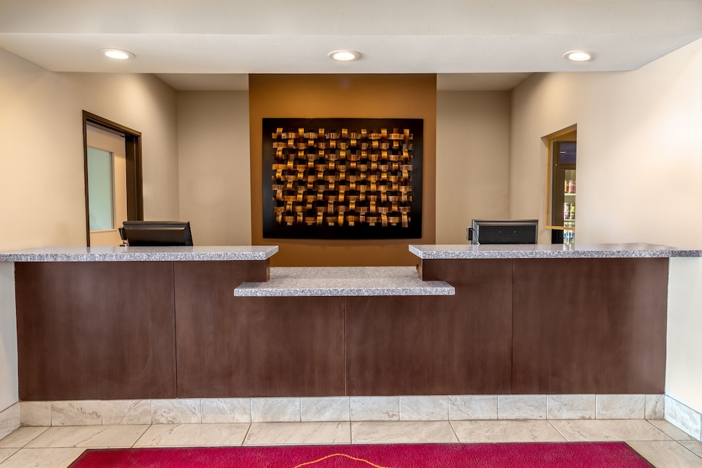 Landmark Suites - photo 2