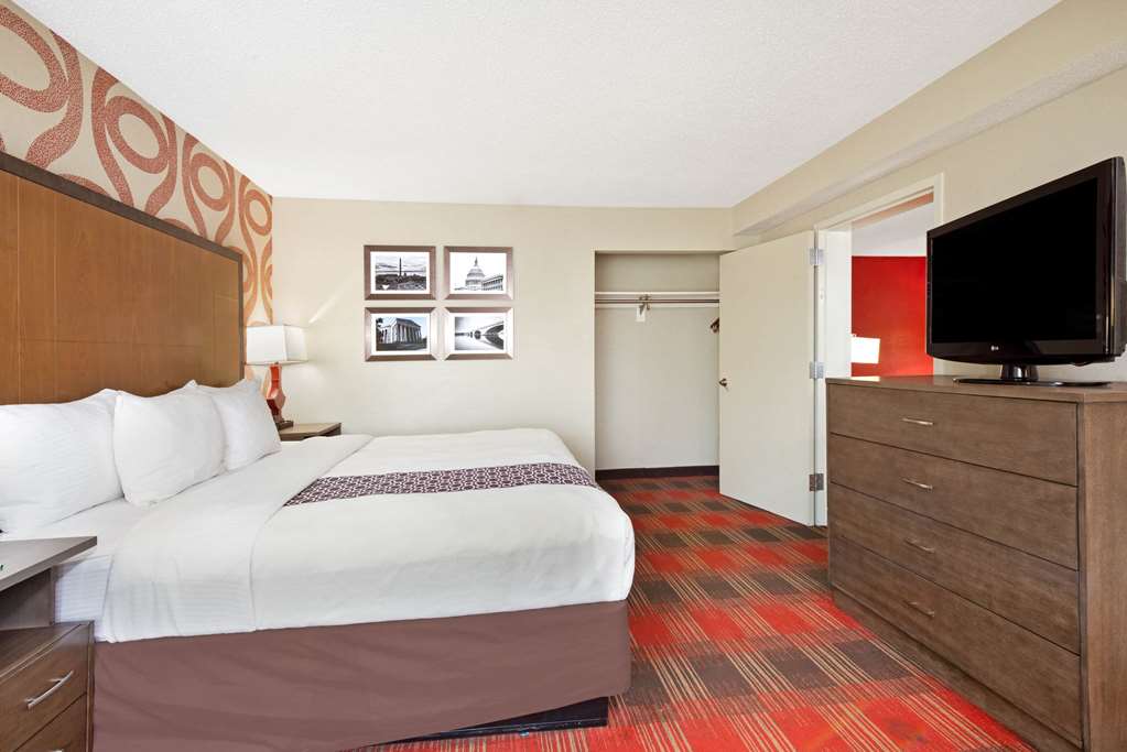 La Quinta Inn & Suites by Wyndham DC Metro Capital Beltway - photo 64