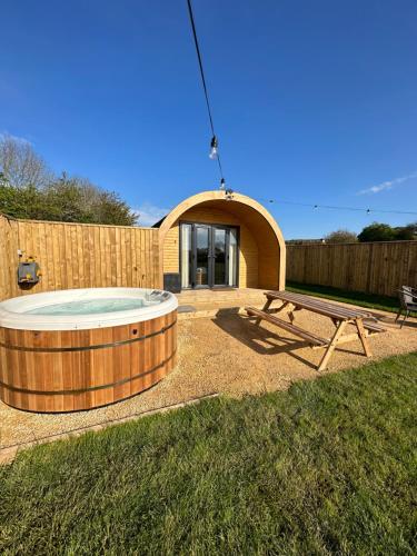 Lois’ Pod with Hot Tub Near Airport