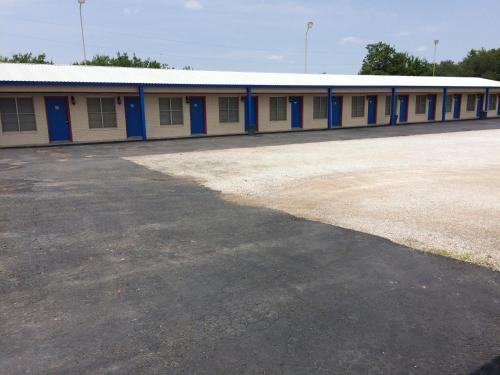 Relax Inn Goldthwaite - photo 20