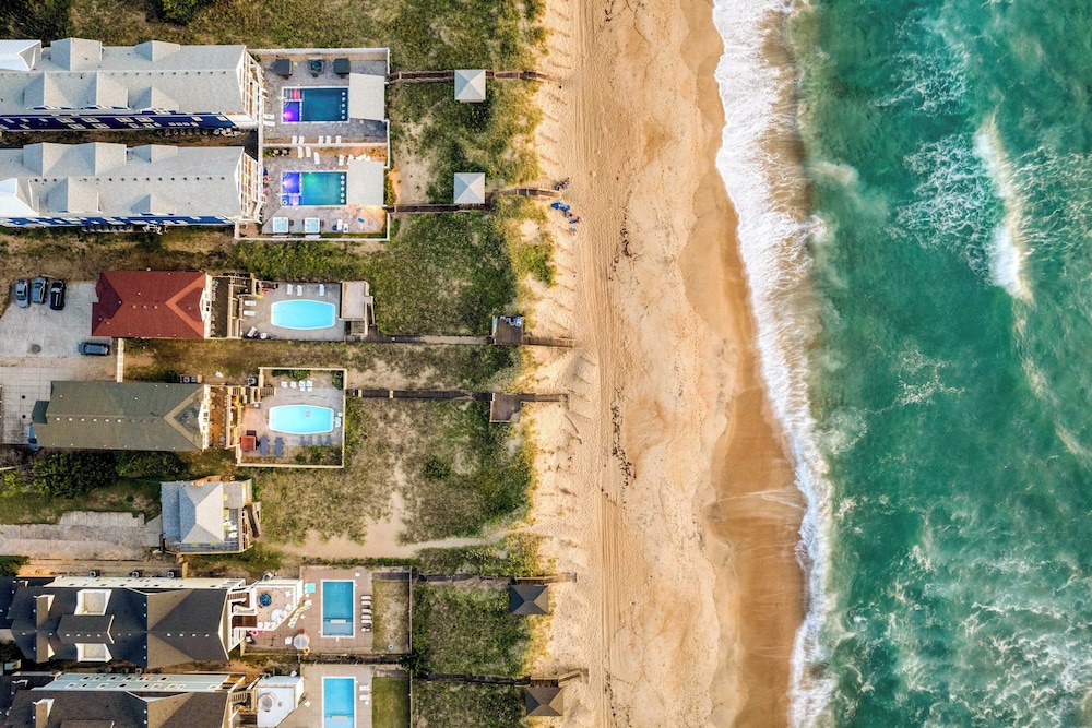 Sleeps 28 Beachfront w Pool Hot Tub Game Room Atlantic Watch by Avantstay in Kill Devil Hills, United States