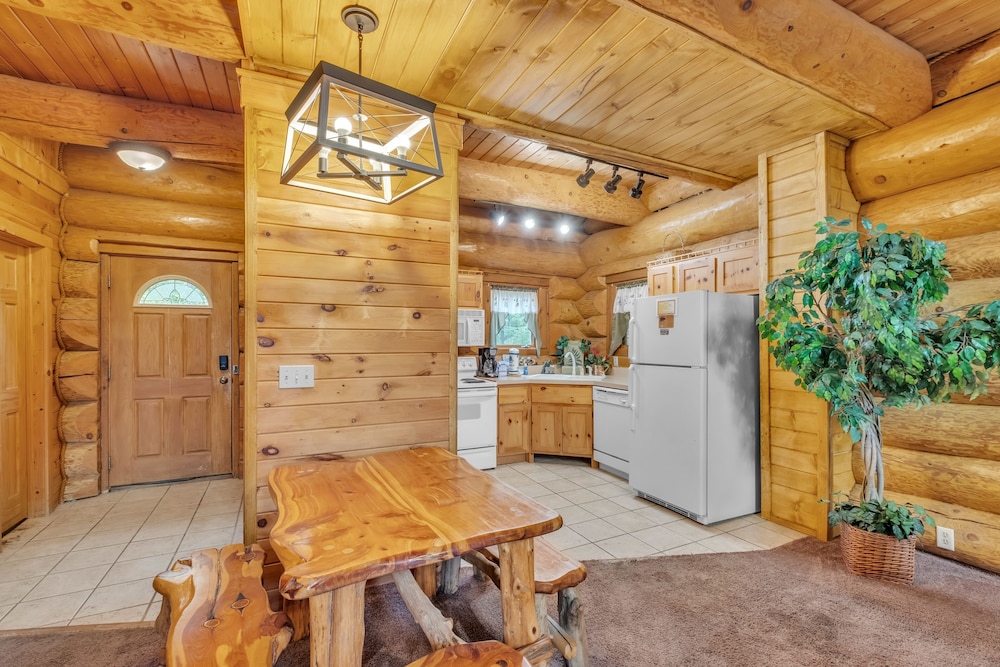 Royal Views Private Mountain Top Cabin 2 Bedroom Cabin by Heavenly Views Resort - photo 7