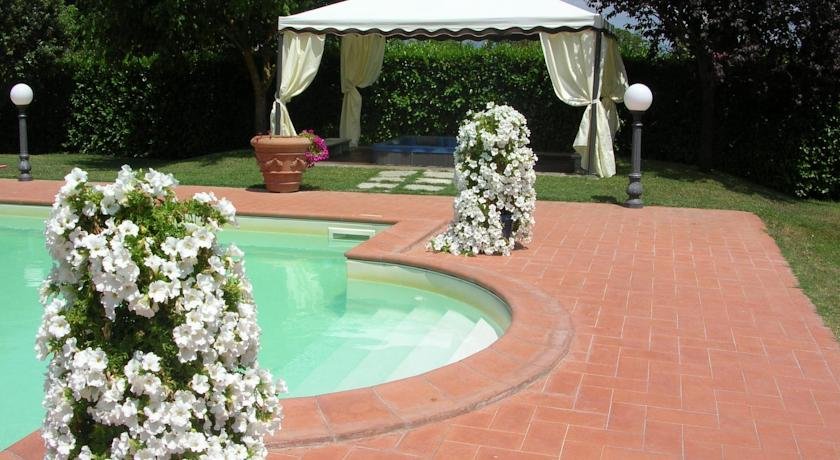 Villa Portoverde — 4-Star Luxury Hotel in Foiano Della Chiana, Italy