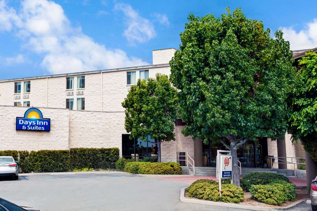Days Inn & Suites by Wyndham Fullerton - carbon neutral hotel in Fullerton