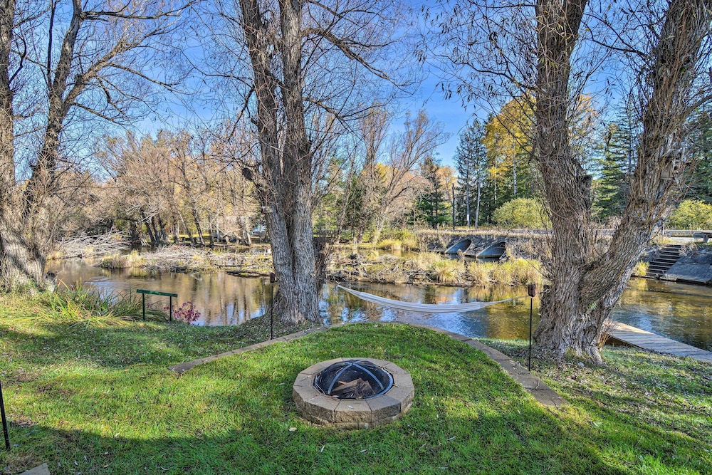 Riverfront Grayling Retreat with Fire Pit And Dock — hotel in Grayling
