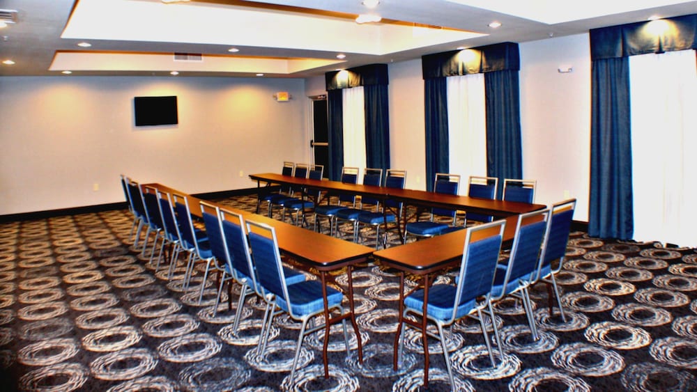 Holiday Inn Express & Suites Bonham by IHG - photo 18