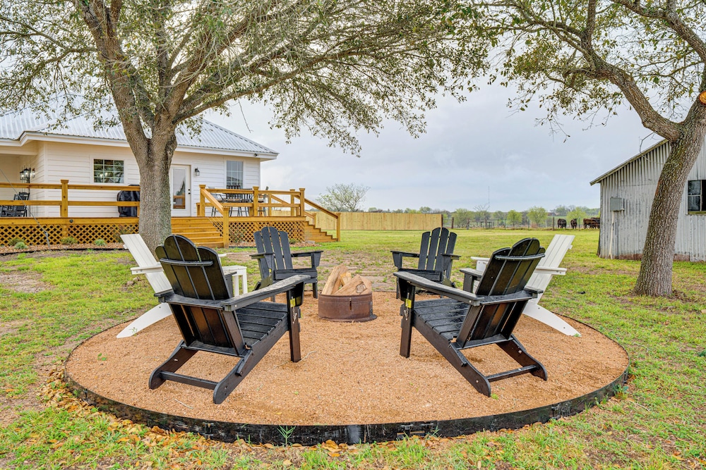 Furnished Deck Views: Rural Schulenburg Retreat — hotel in Schulenburg