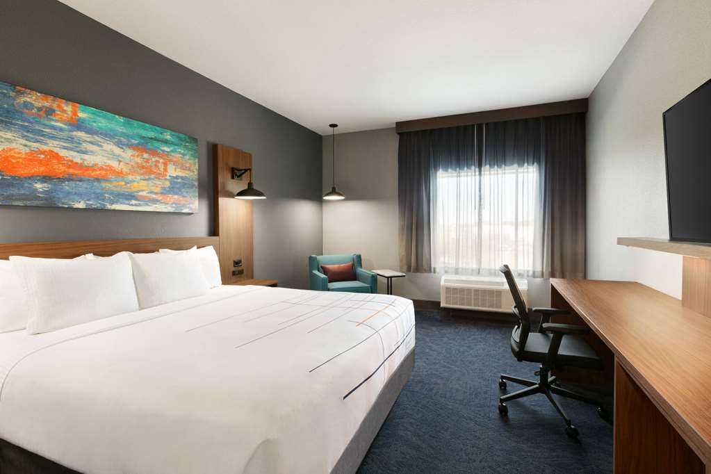 La Quinta Inn & Suites by Wyndham College Station North - photo 8