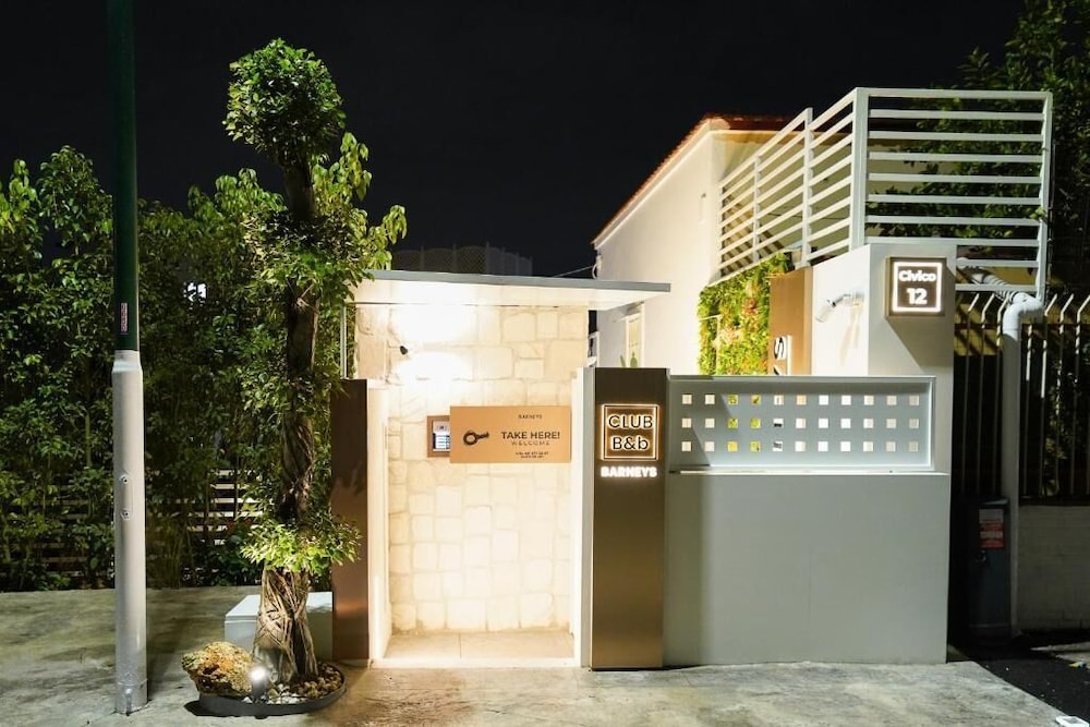 Barneys B&B — 4-Star Luxury Hotel in Cercola, Italy