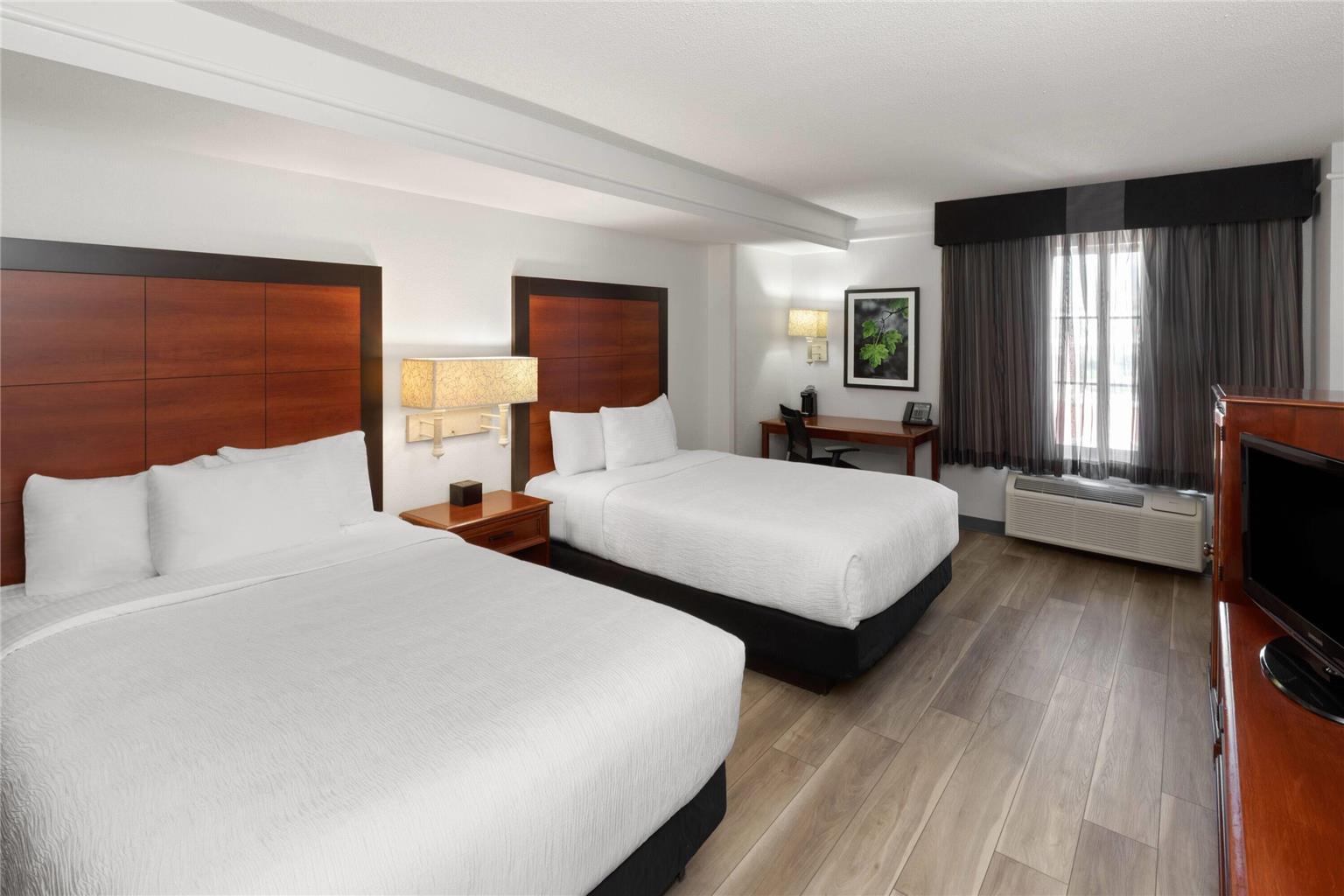 La Quinta Inn & Suites by Wyndham San Antonio Airport - photo 24