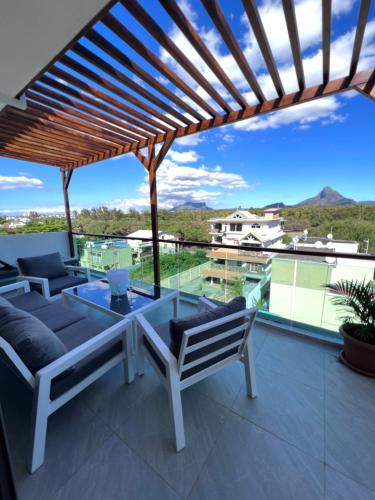 Top Floor Modern 3BD Penthouse with Beautiful Mountain View Terrace 5 min Walk to Beach — 4-Star Luxury Hotel in Flic En Flac, Mauritius