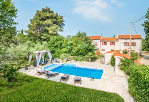 Villa Dina sa bazenom — 4-Star Luxury Hotel in Marcana, Croatia