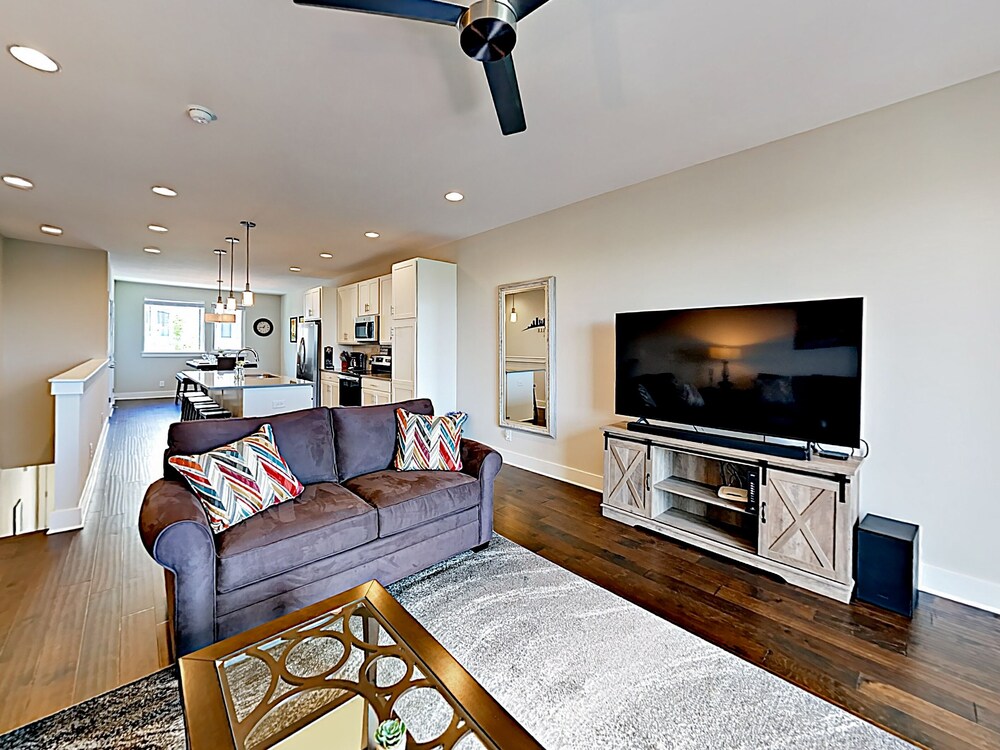 Visually Stunning 2BR 1.5BA Near Downtown Balcony w City View Nashville - photo 14