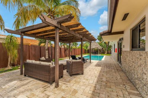 Tropical Oasis with Heated Pool and BBQ — hotel in Tamiami