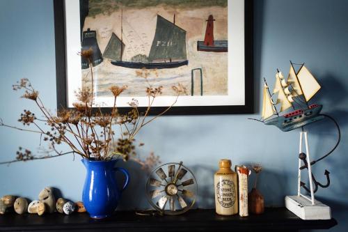 Northdene Cottage cosy old fisherman's cottage two mins from sea free parking wood burning stove roll top bath dog friendly — 4-Star Luxury Hotel in Deal, United Kingdom