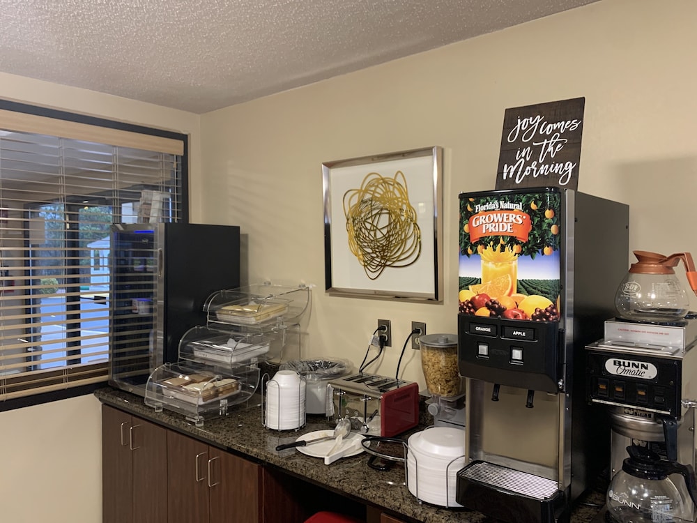 Carolina Inn & Suites of Lake Norman - photo 16