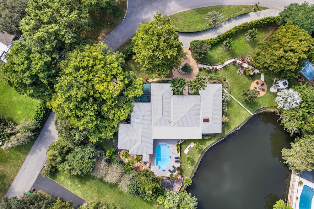 8BR Gem With Pool Lake View & Tons of Amenities — hotel in Davie