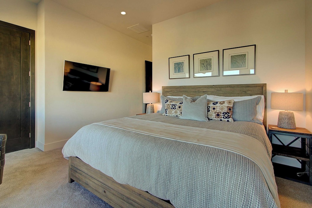 Juniper Landing 3 Bedroom by Avantstay Condo in Park City Mountain Resort w Pool Hot Tub & Gym - photo 2