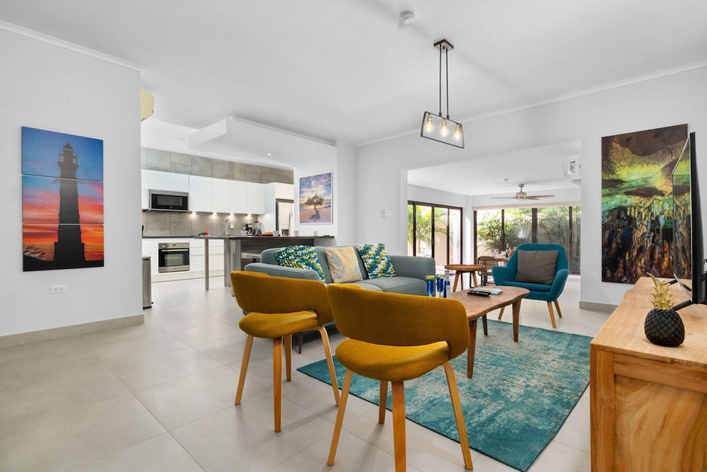 Modern 3br2ba 24 7 Security Pools Restaurant in Noord, Aruba