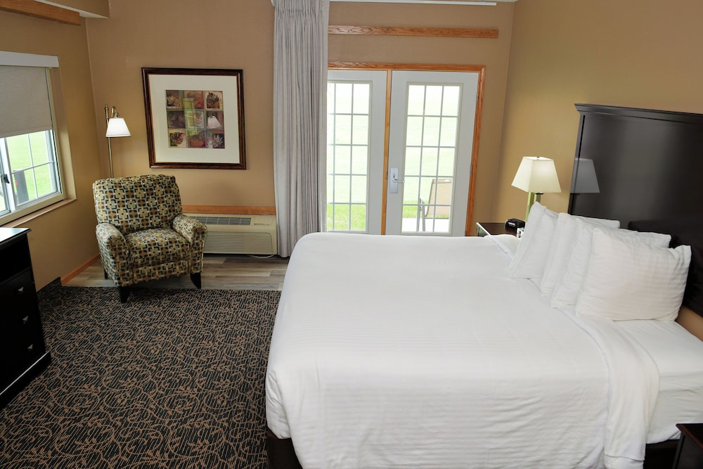 Cobblestone Inn & Suites Denison Majestic Hills - photo 33