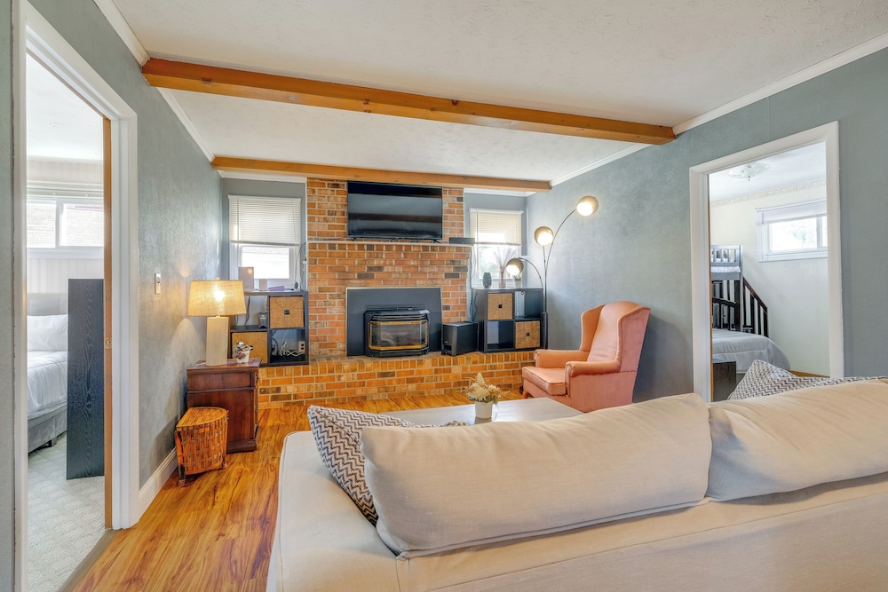 Lake Views & Private Dock: Radford Retreat — hotel in Radford
