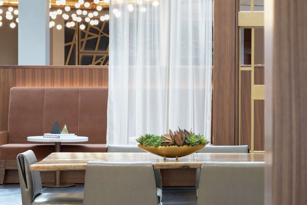 DoubleTree by Hilton Hotel Newark Airport - photo 4