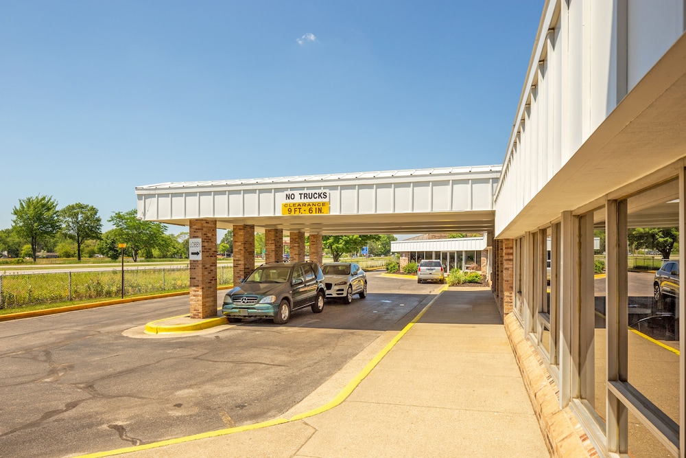 OYO Hotel Mona Lake Muskegon - photo 31