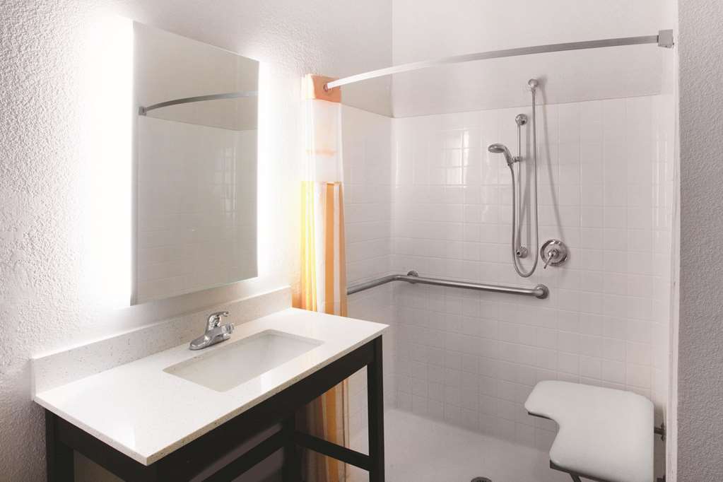 La Quinta Inn & Suites by Wyndham Mansfield TX - photo 11