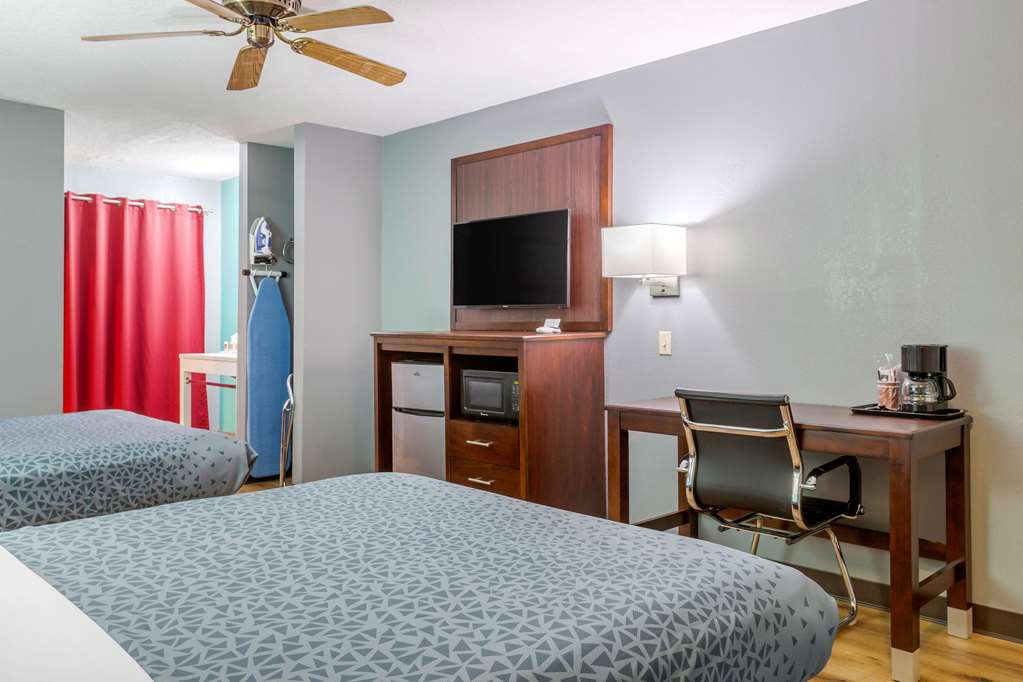 Econo Lodge West Coors Blvd - photo 23