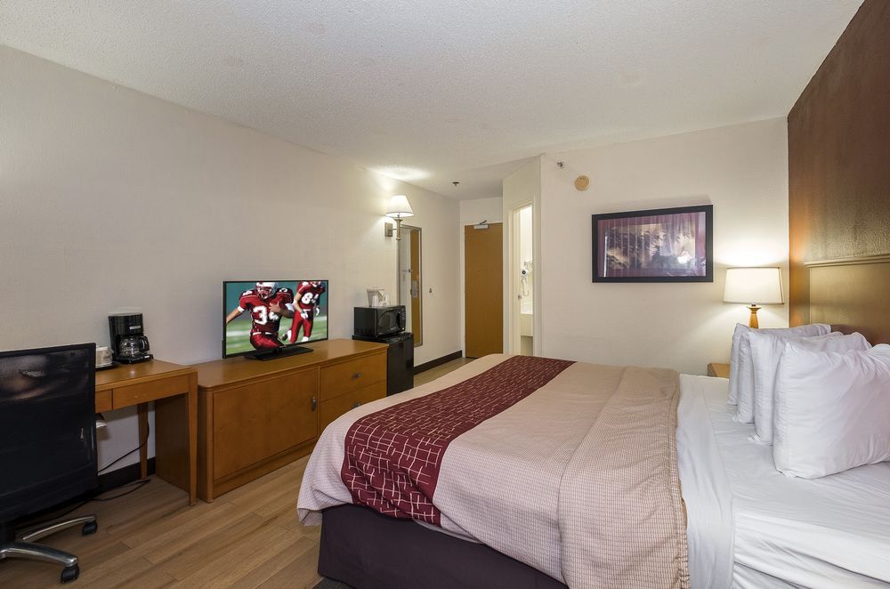 Cedar Rapids Inn - photo 9