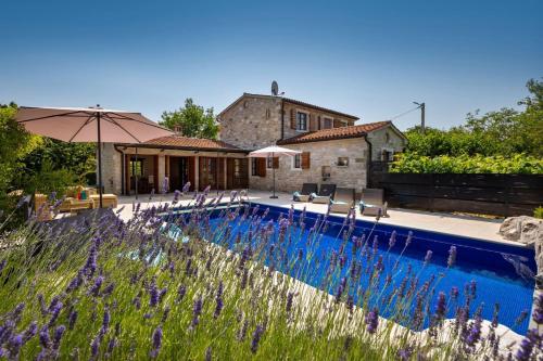 Rustic villa Nonna Lucia with pool in Groznjan — 4-Star Luxury Hotel in Groznjan, Croatia