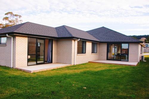 Modern Chic Ideal Location 5 Bedrooms In Rotorua in Rotorua, New Zealand