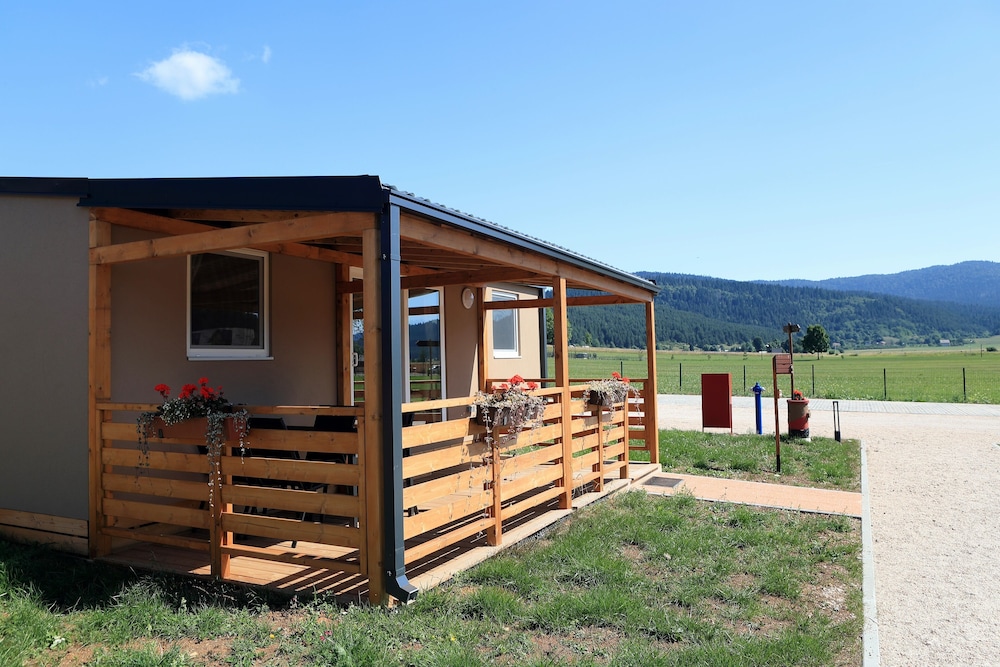 Big Bear Plitvice Camping Resort — hotel in Vrhovine
