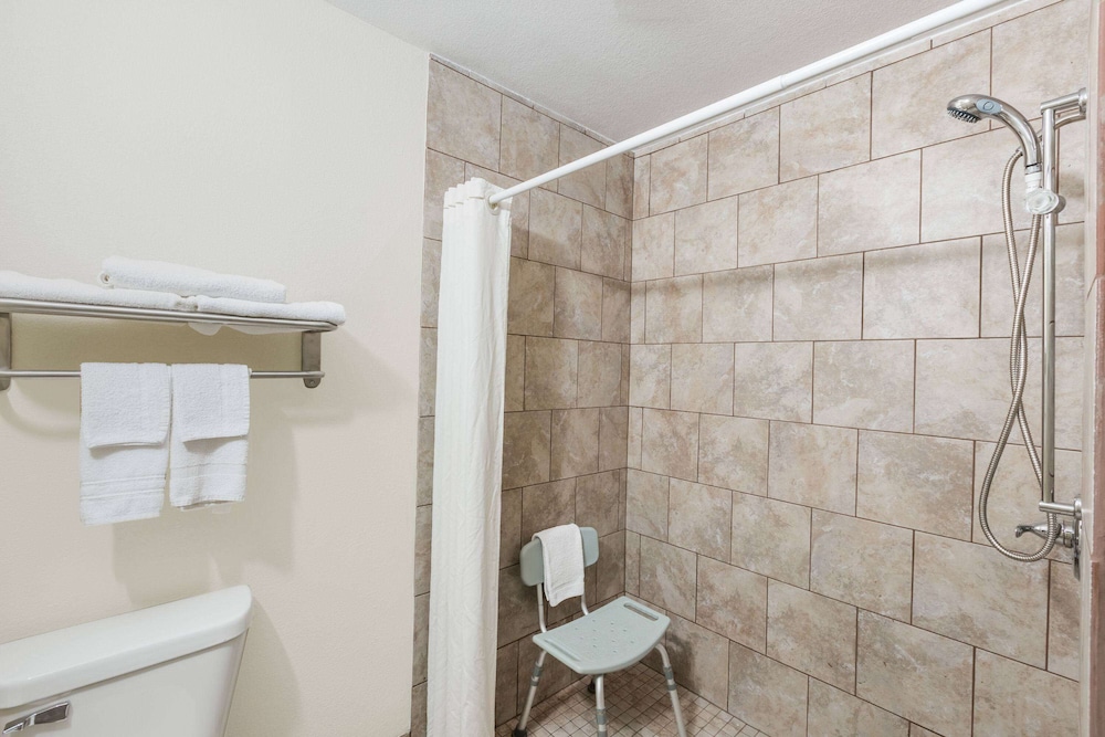 Urbandale Extended Stay - photo 9