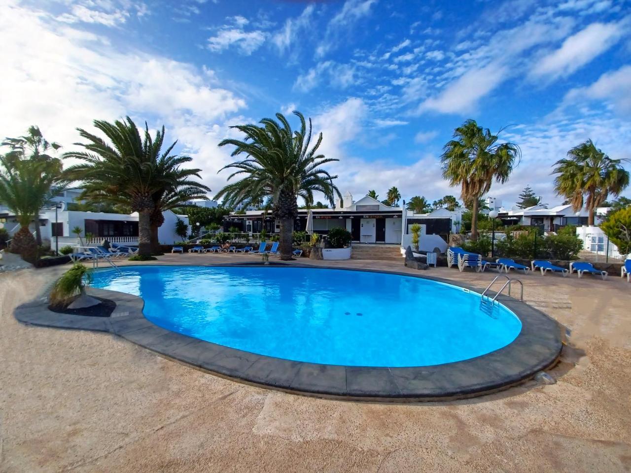 Bungalow Playa Bastian Piscina climatizada Wifi Playa 1 min. — 4-Star Luxury Hotel in Costa Teguise, Spain