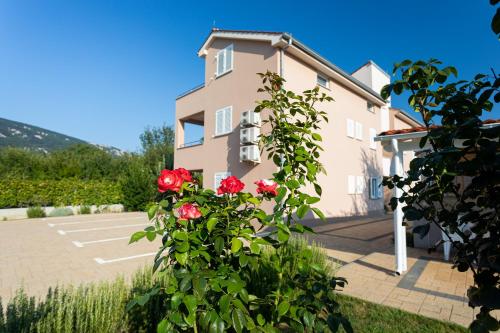 Apartments Crnekovic Jasna — 4-Star Luxury Hotel in Baska, Croatia