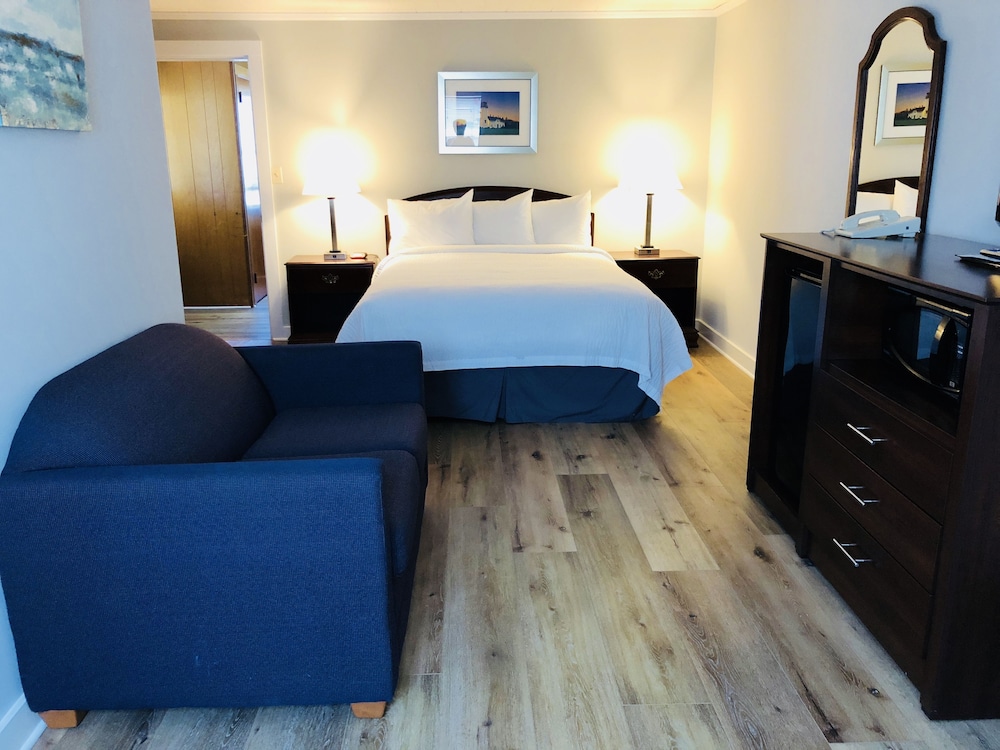Hyannis Inn - photo 4